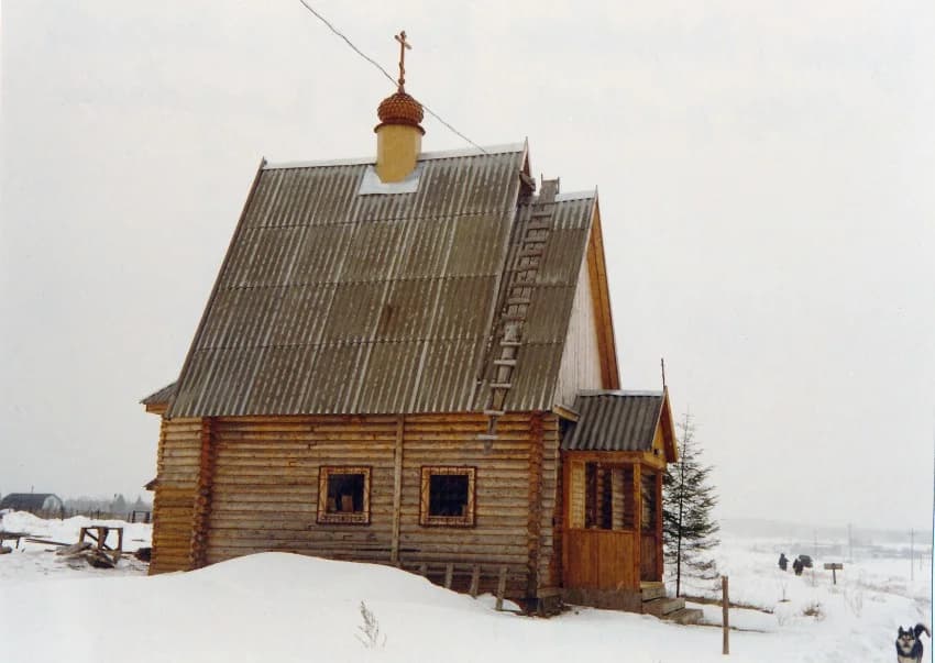 Деревянный храм-часовня зимой