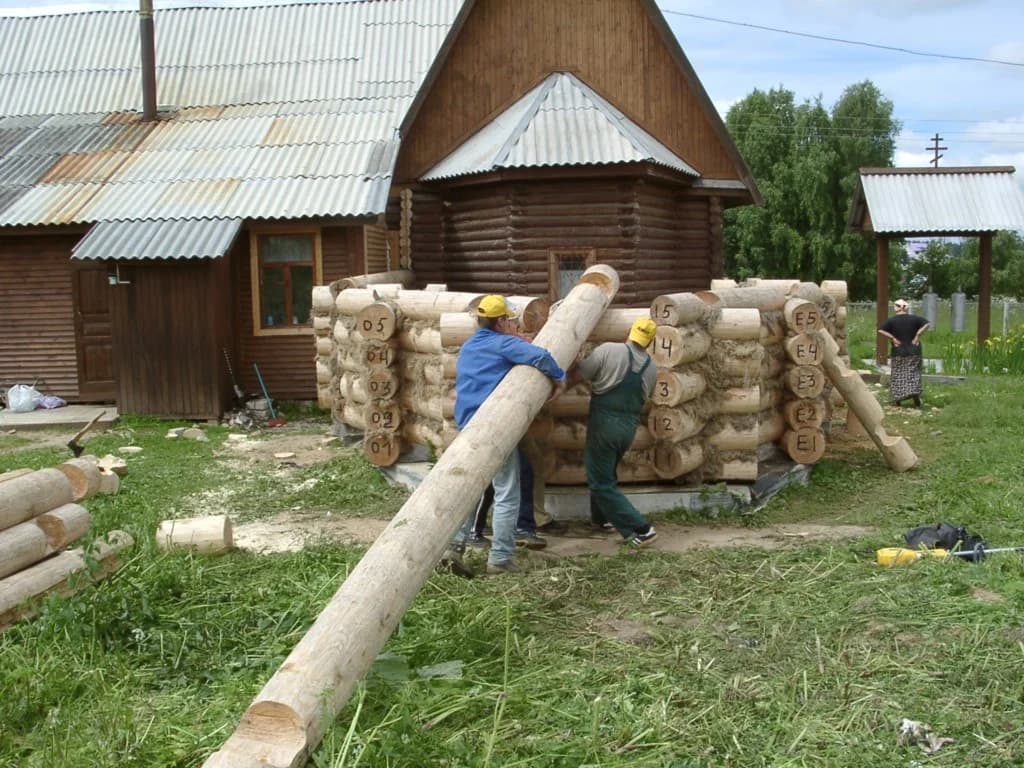 Расширение деревянного храма: прихожане несут бревно