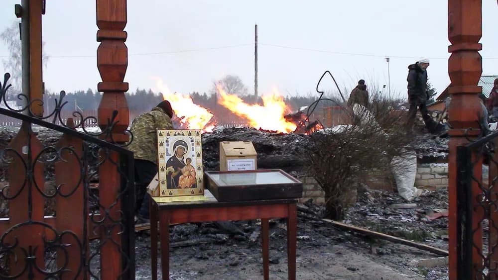 Спасённые иконы на пепелище после пожара