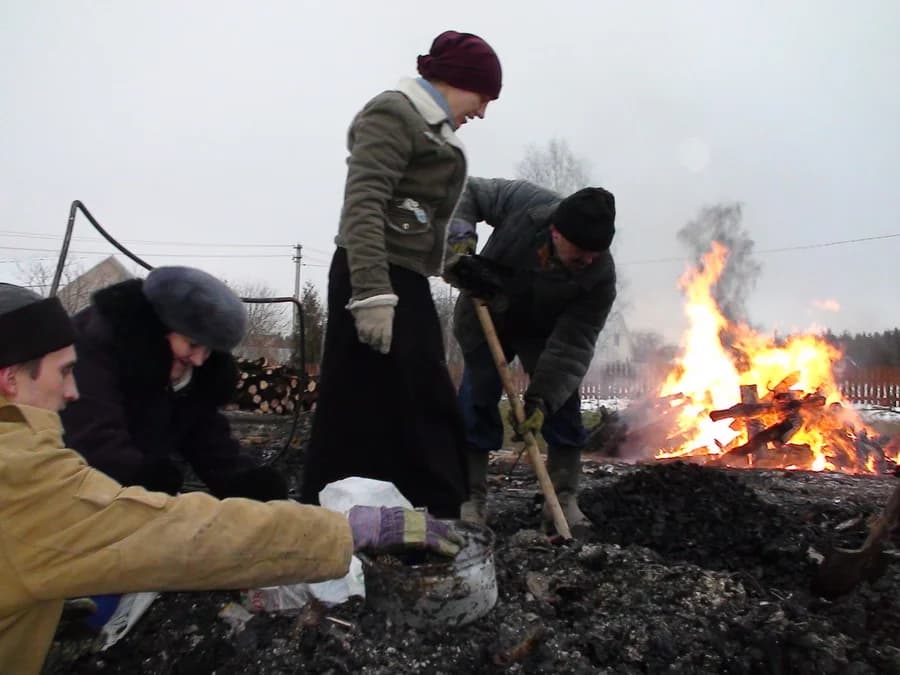Прихожане разбирают пепелище после пожара