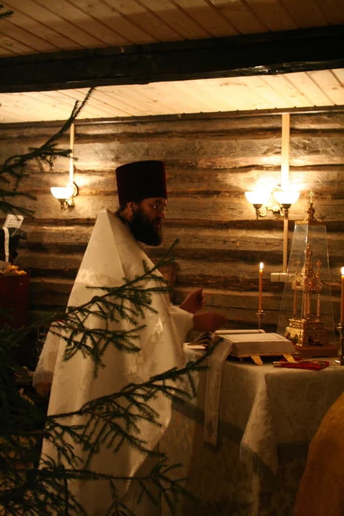 Священник служит во временном храме