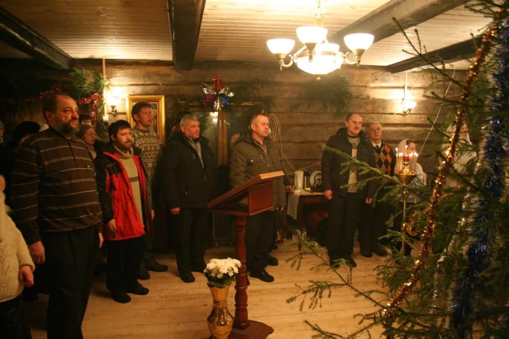 Прихожане на службе во временном храме