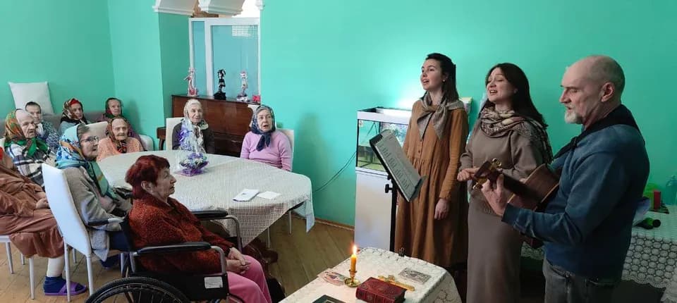 Прихожане Покровского храма поделились радостью Богоявления с жильцами пансионата