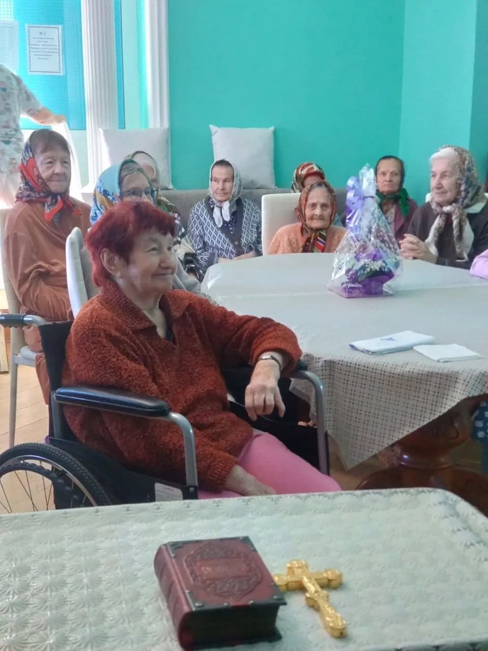 Прихожане Покровского храма поделились радостью Богоявления с жильцами пансионата