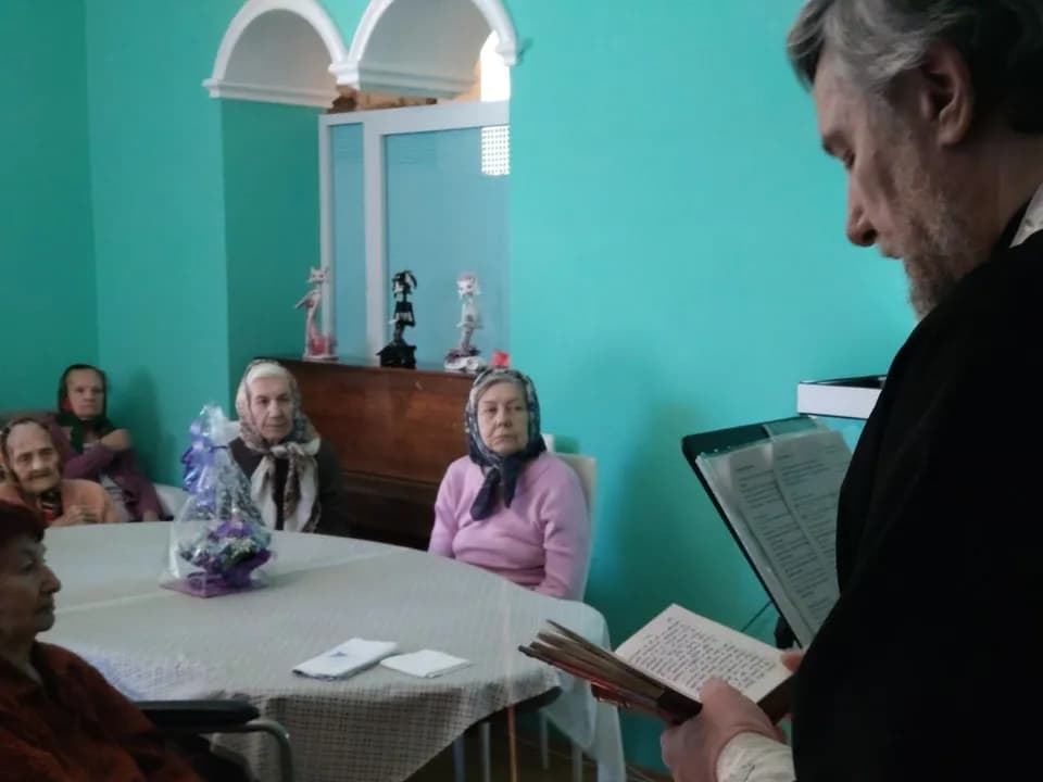 Прихожане Покровского храма поделились радостью Богоявления с жильцами пансионата