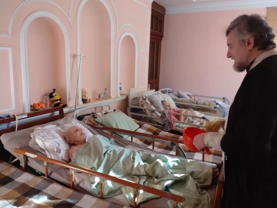 Прихожане Покровского храма поделились радостью Богоявления с жильцами пансионата