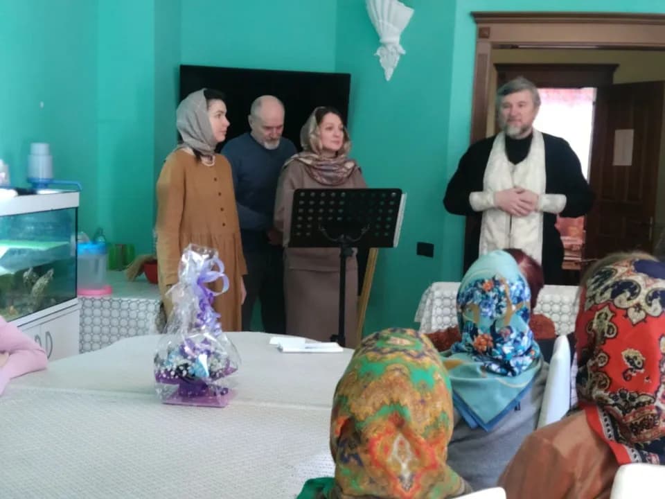 Прихожане Покровского храма поделились радостью Богоявления с жильцами пансионата
