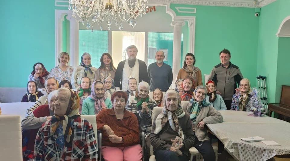 Прихожане Покровского храма поделились радостью Богоявления с жильцами пансионата