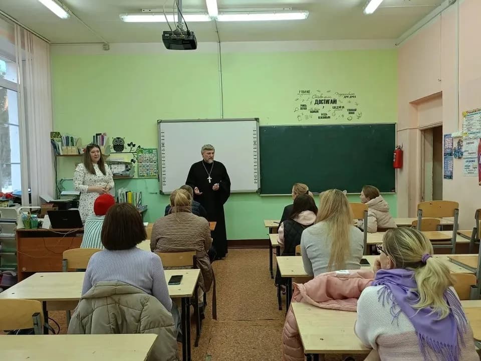24 марта духовенство нашего прихода провело небольшую беседу с родителями учеников 3-4…