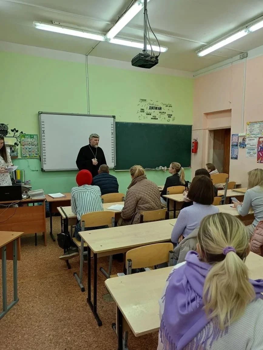 24 марта духовенство нашего прихода провело небольшую беседу с родителями учеников 3-4…