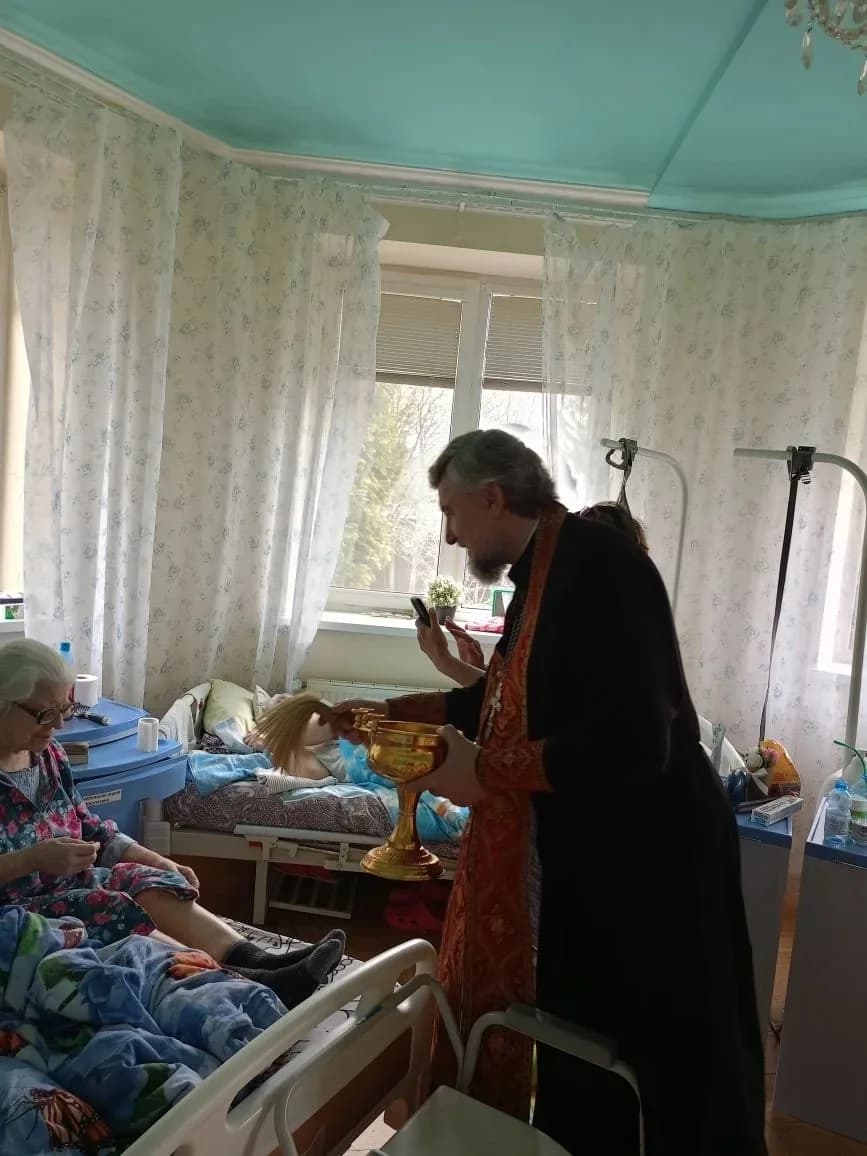 В Светлый четверг духовенство и певчие нашего храма посетили пансионат для престарелых…