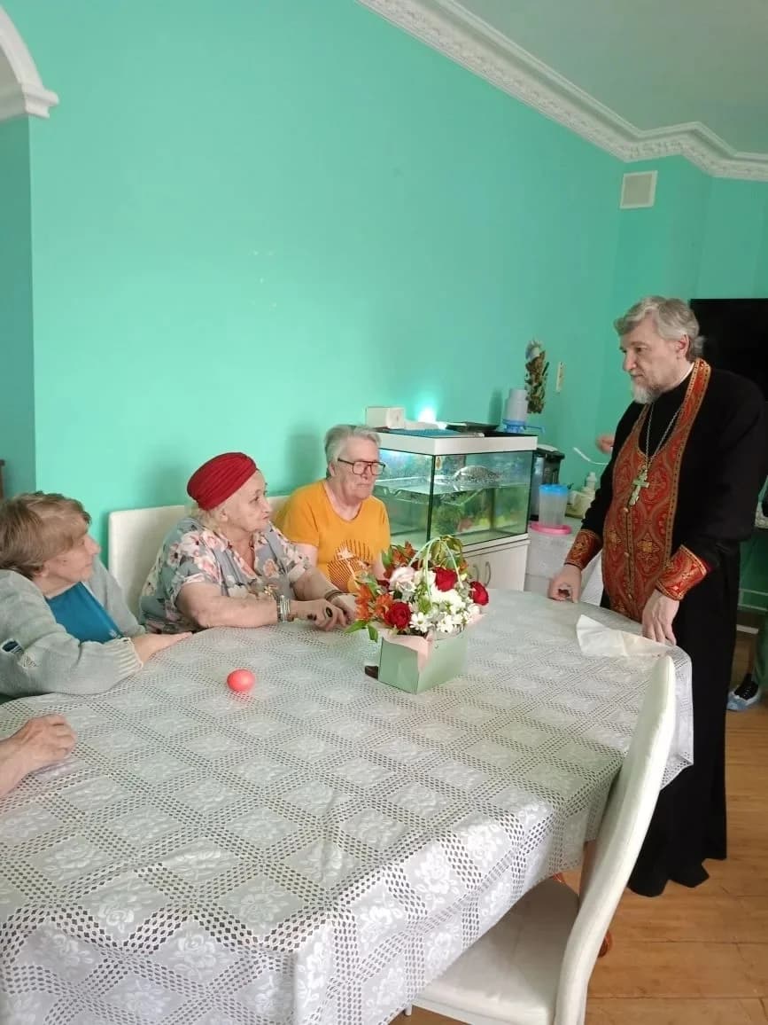 В Светлый четверг духовенство и певчие нашего храма посетили пансионат для престарелых…