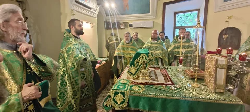 5 июня духовенство нашего храма приняло участие в соборной Литургии в Алексиевском храме…