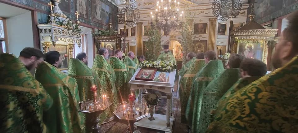 5 июня духовенство нашего храма приняло участие в соборной Литургии в Алексиевском храме…