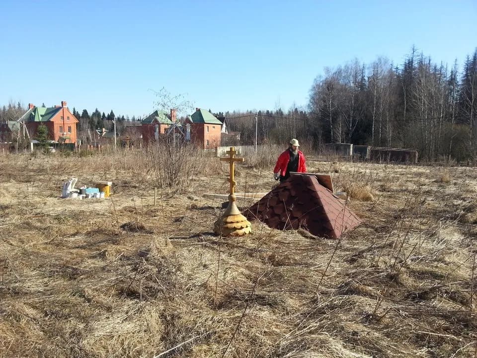 27 марта 2014 года силами прихожан на земле прихода за строящимся храмом была возведена…