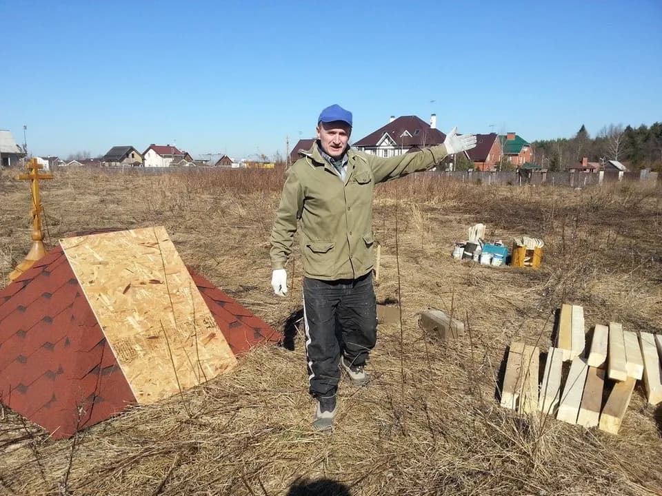27 марта 2014 года силами прихожан на земле прихода за строящимся храмом была возведена…