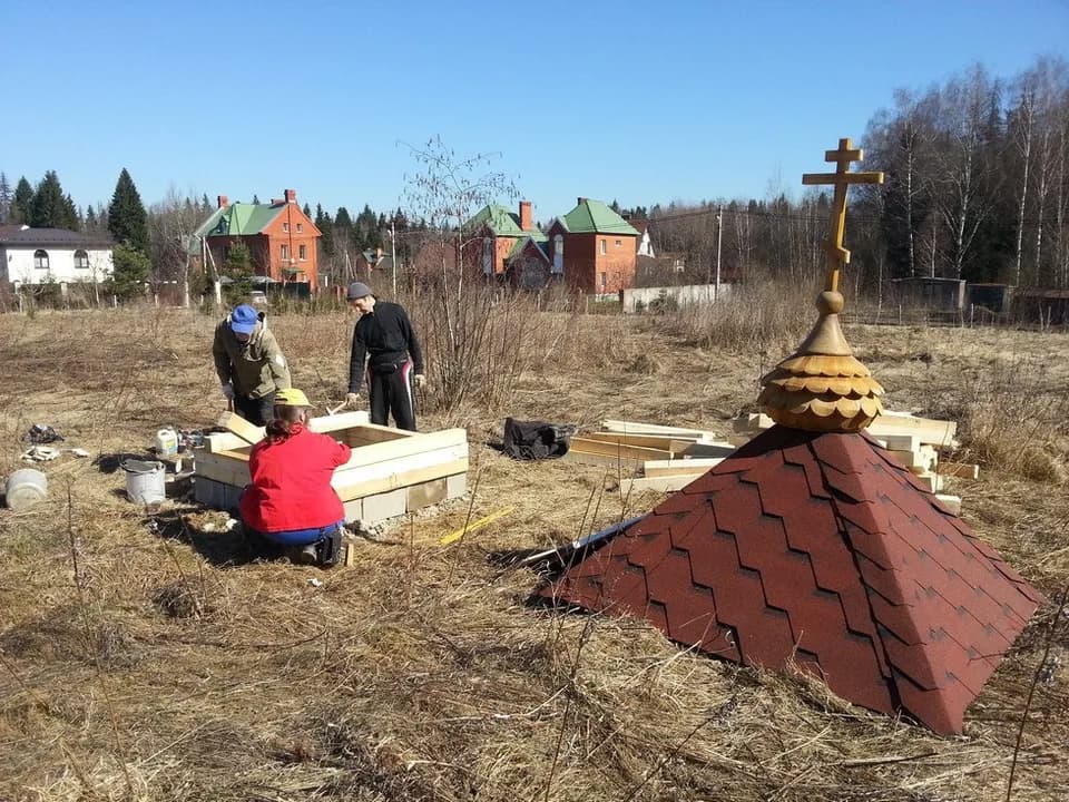 27 марта 2014 года силами прихожан на земле прихода за строящимся храмом была возведена…
