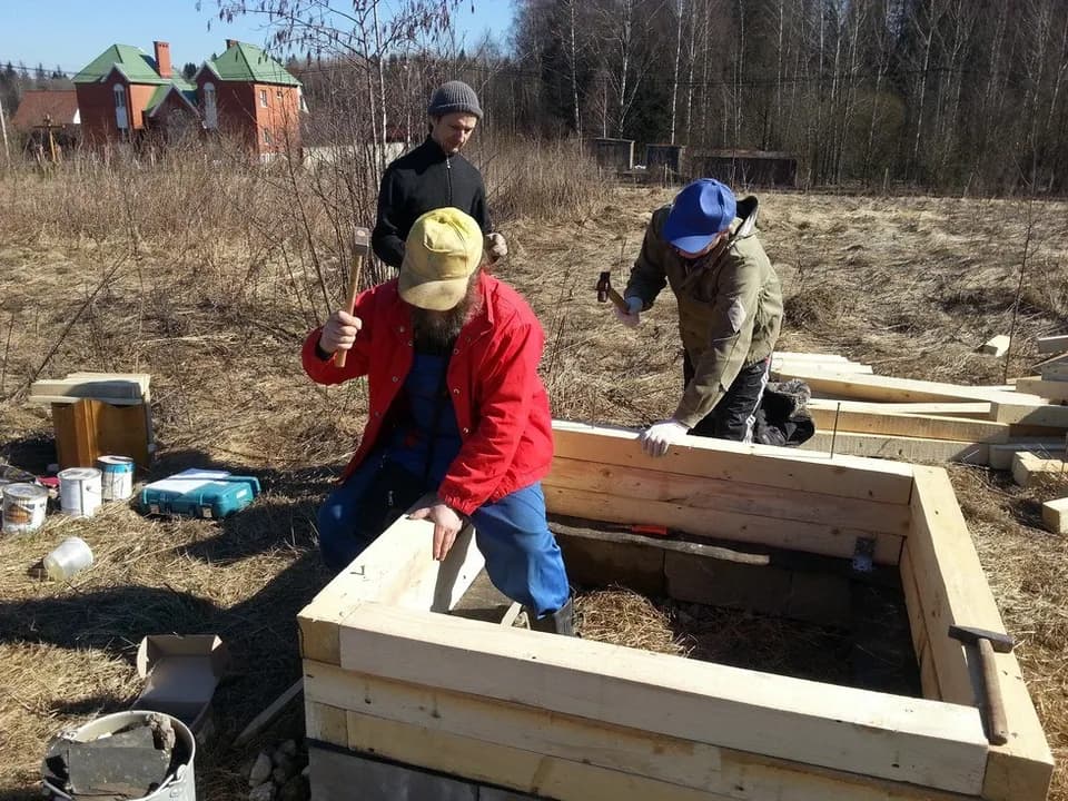 27 марта 2014 года силами прихожан на земле прихода за строящимся храмом была возведена…