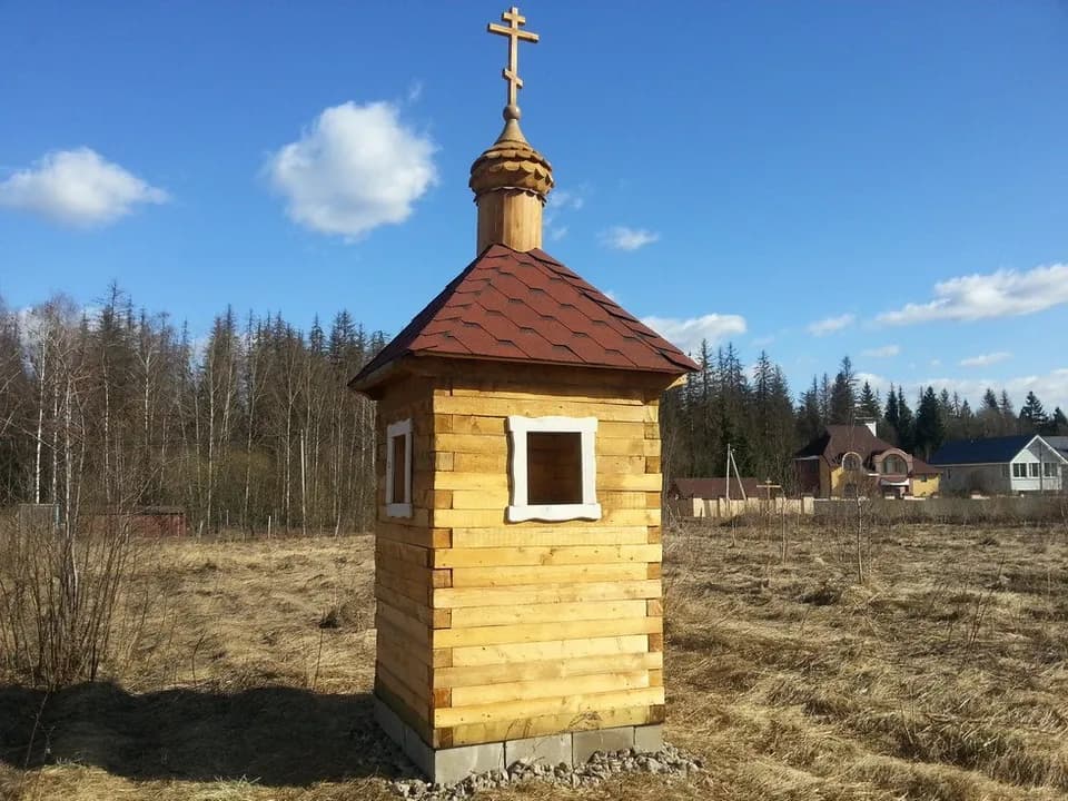27 марта 2014 года силами прихожан на земле прихода за строящимся храмом была возведена…
