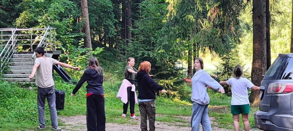 Каждое утро у нас начиналось с зарядки и утренних молитв