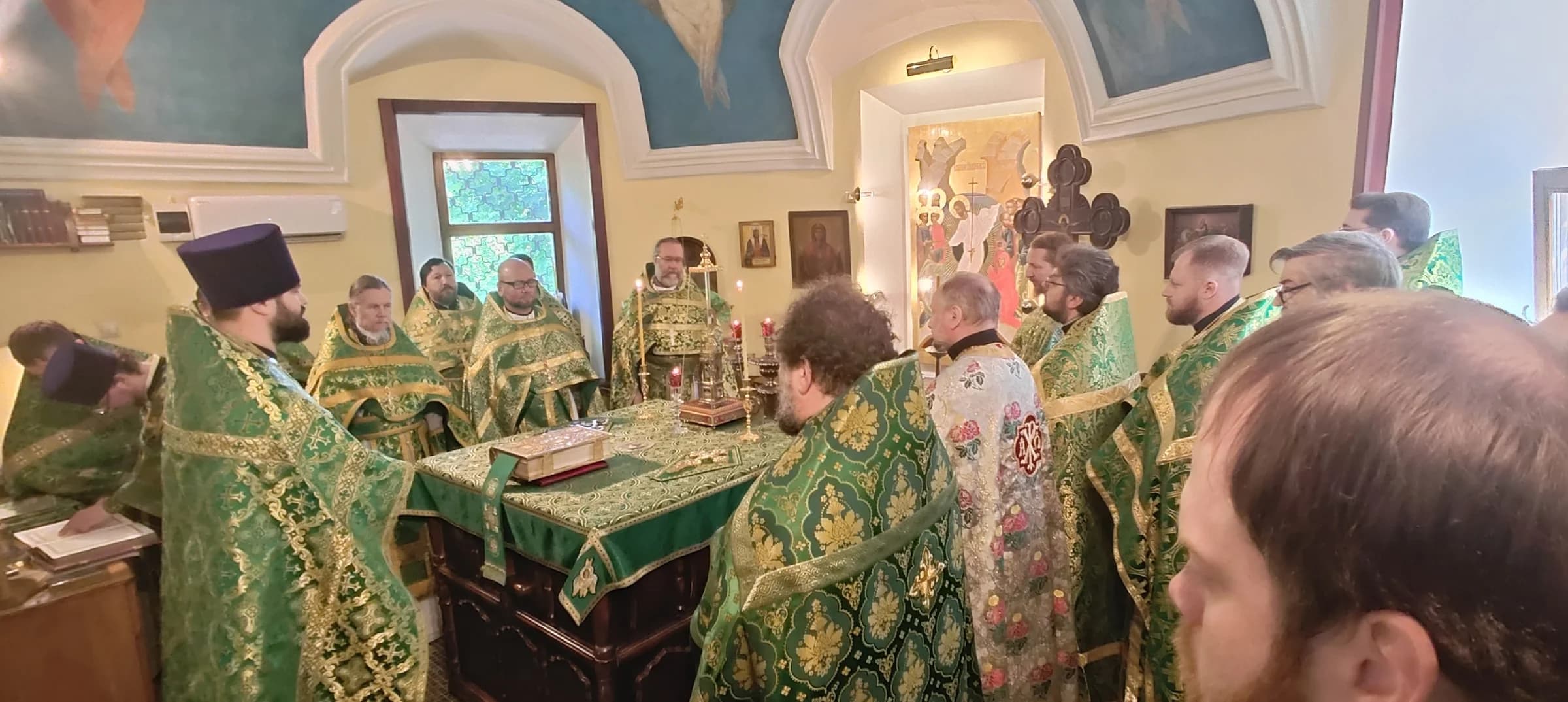 5 июня духовенство нашего храма приняло участие в соборной Литургии в Алексиевском храме…